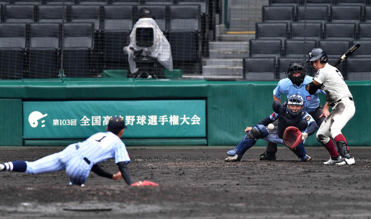 5回裏大阪桐蔭2死一、二塁、宮下への投球後にマウンドで足をすべらせる東海大菅生・本田（撮影・岩下翔太）