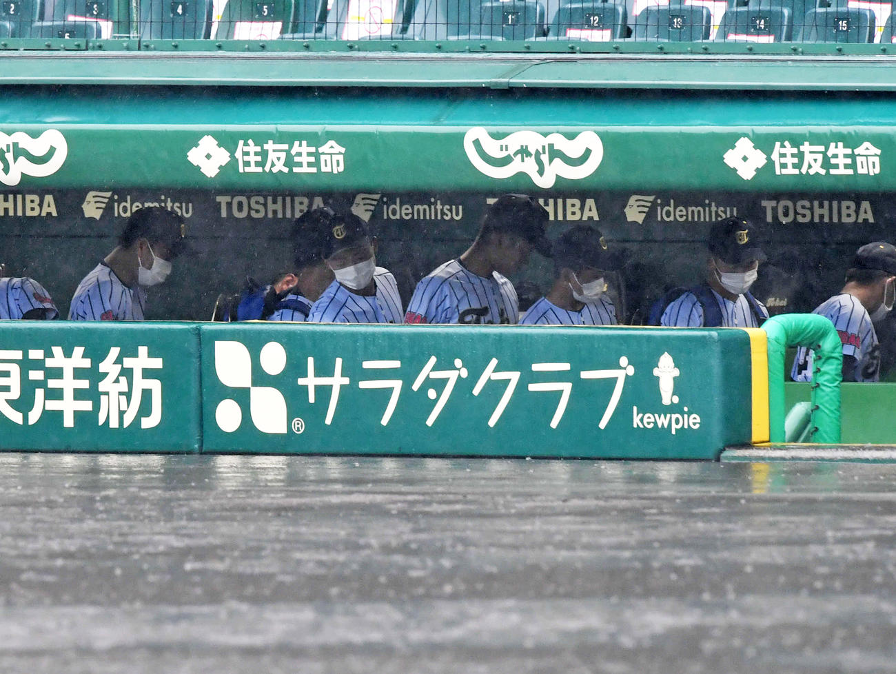 8回表途中降雨コールドで敗れ、肩を落として引き揚げる東海大菅生ナイン（撮影・岩下翔太）