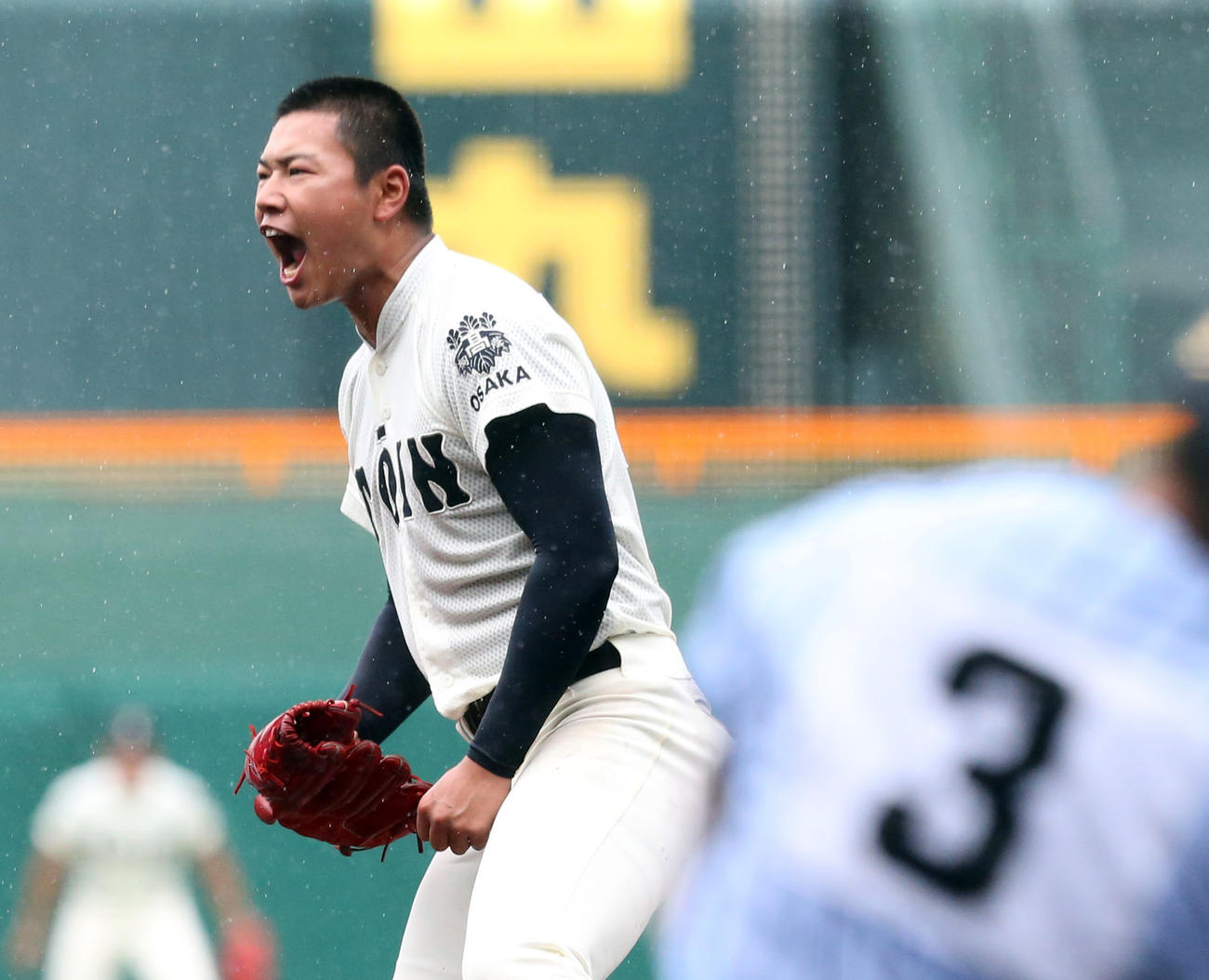 6回表東海大菅生2死、三振を奪いほえる大阪桐蔭・松浦（撮影・屋方直哉）