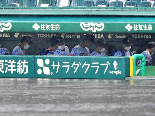 8回表途中降雨コールドで敗れ、肩を落として引き揚げる東海大菅生ナイン(撮影・岩下翔太)