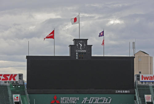 曇り空の甲子園球場（撮影・清水貴仁）