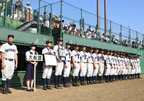 19年岩手大会決勝で敗れ整列する佐々木朗希ら大船渡ナイン