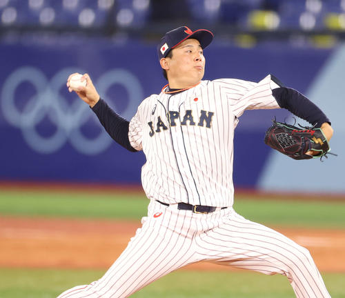 8月7日、東京五輪決勝の米国戦で力投する栗林