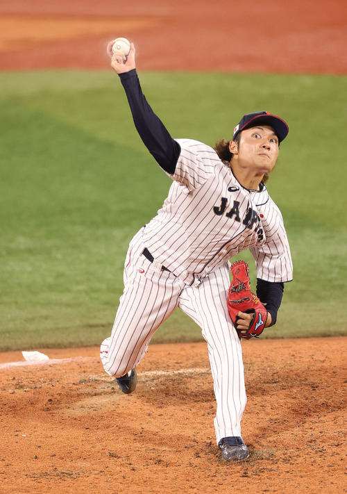 8月7日、東京五輪決勝の米国戦で力投する伊藤