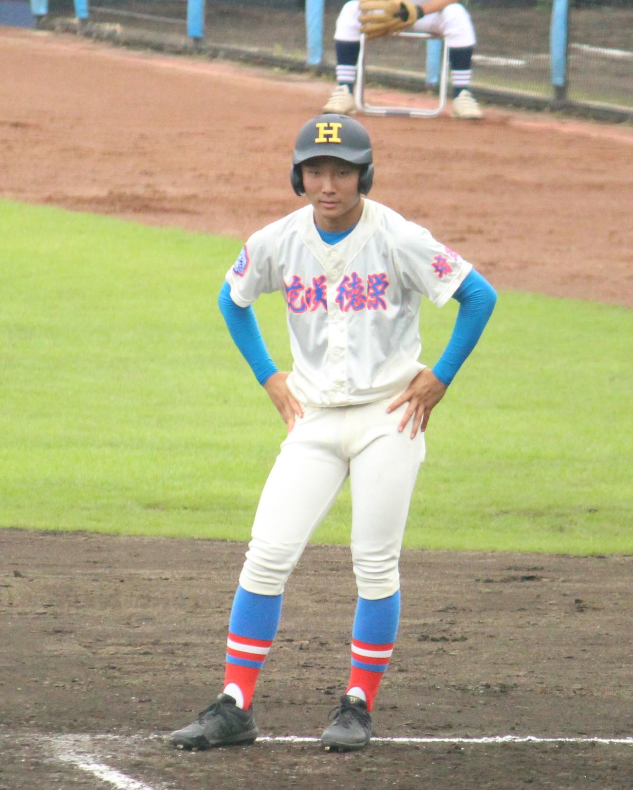 7月、埼玉県大会で一塁コーチャーを務める花咲徳栄・相原