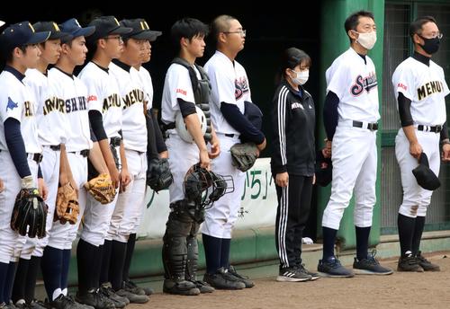 更別農・清水・広尾・芽室対足寄 初戦で敗れベンチ前に整列する更別農の川田(右から4人目)