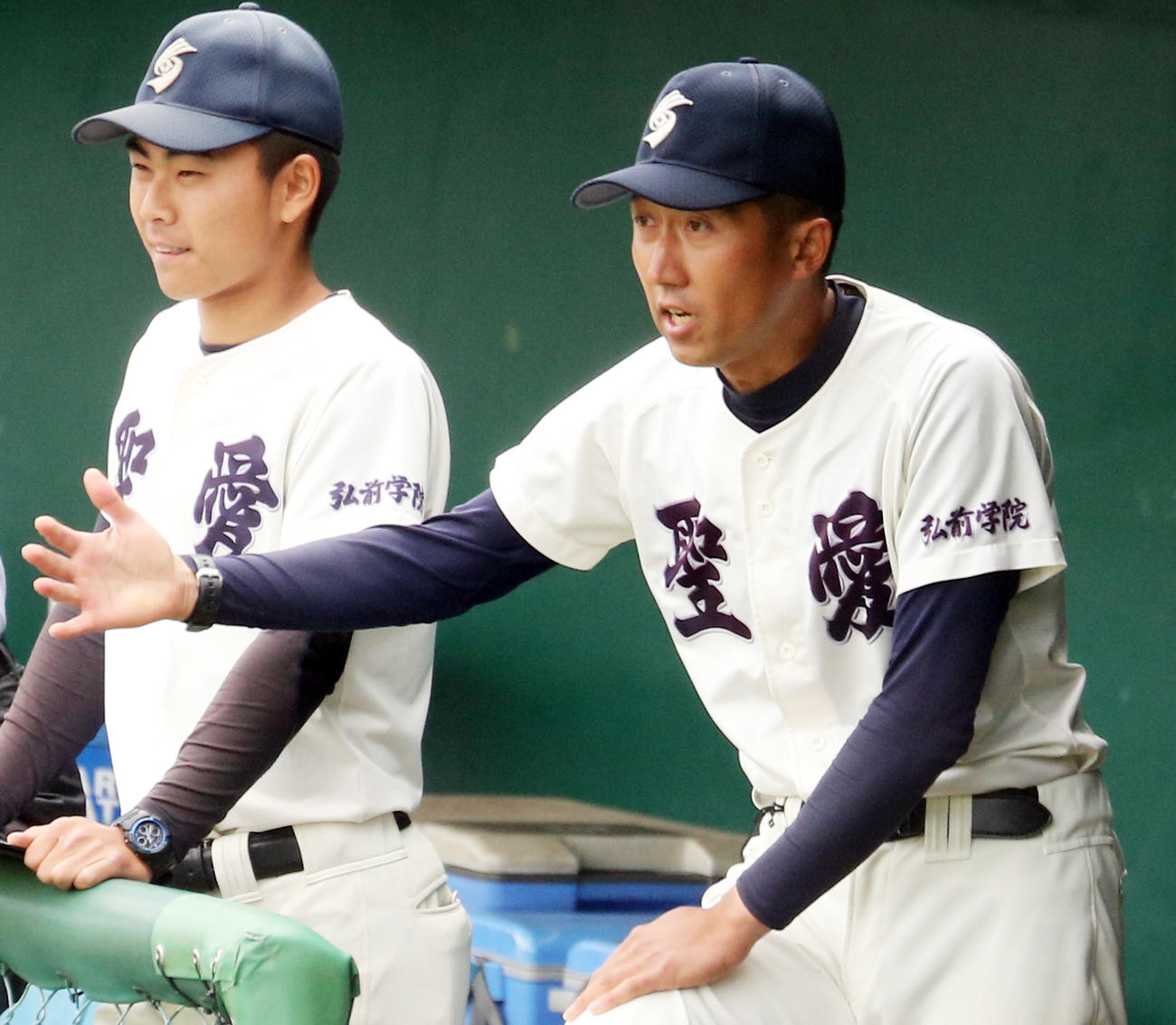ベンチから選手に声をかける弘前学院聖愛・原田監督（19年6月撮影）