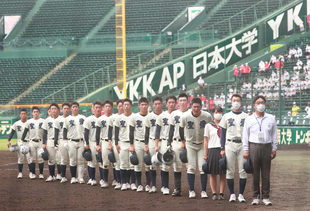 8月21日、全国高校野球選手権で石見智翠館　に敗れてあいさつする弘前学院聖愛の選手ら