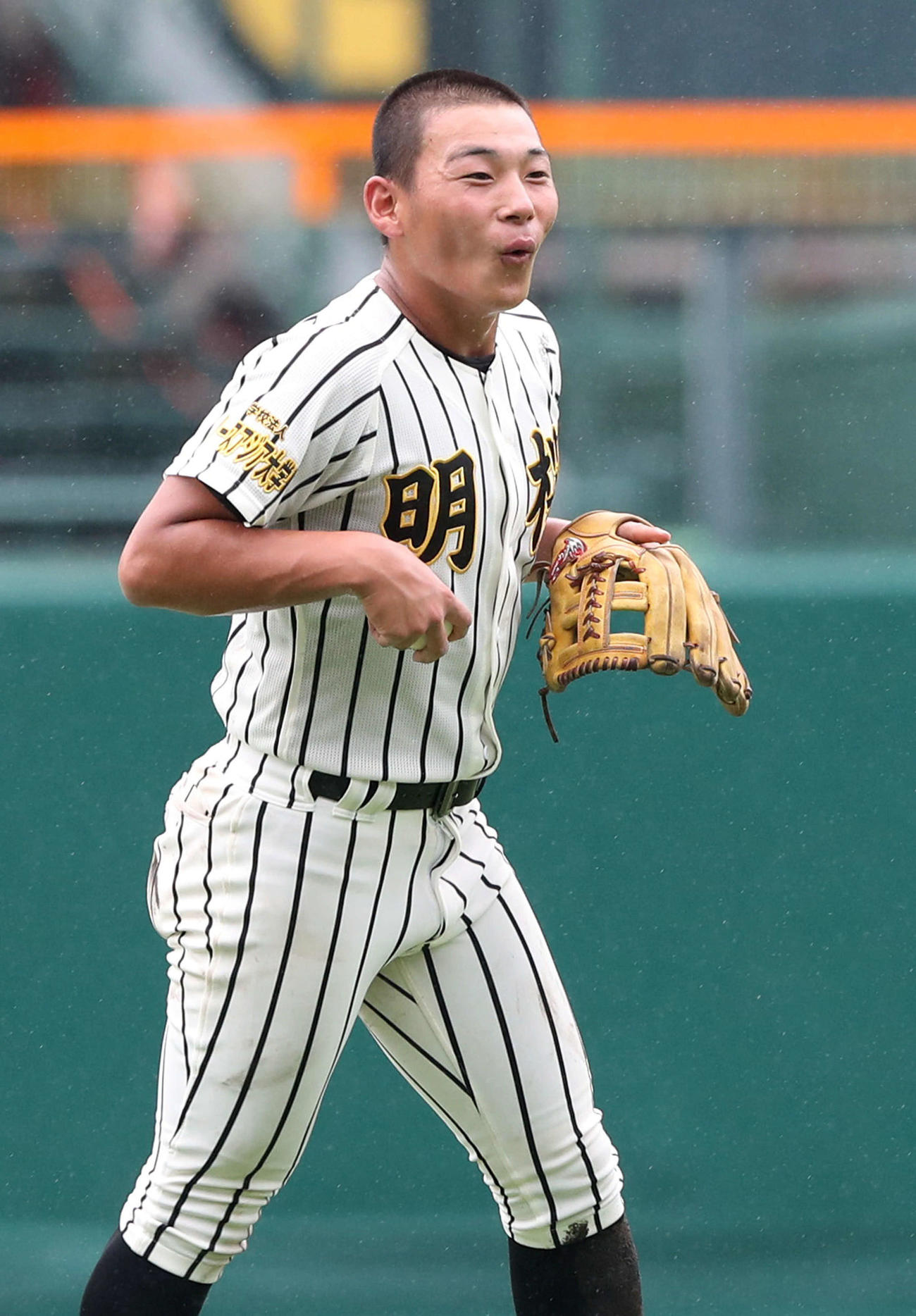 遊飛をジャックルしながらも捕球し、思わず表情を崩すノースアジア大明桜・石田一斗（2021年8月12日撮影）