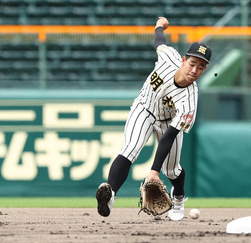 試合前ノックを受けるノースアジア大明桜・石田恋(2021年8月15日撮影)