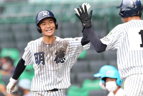 ノースアジア大明桜戦の3回に生還し笑顔の明徳義塾・岩城