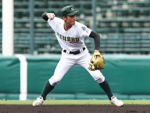 8月、明豊戦で、二ゴロをさばく専大松戸・石井詠己