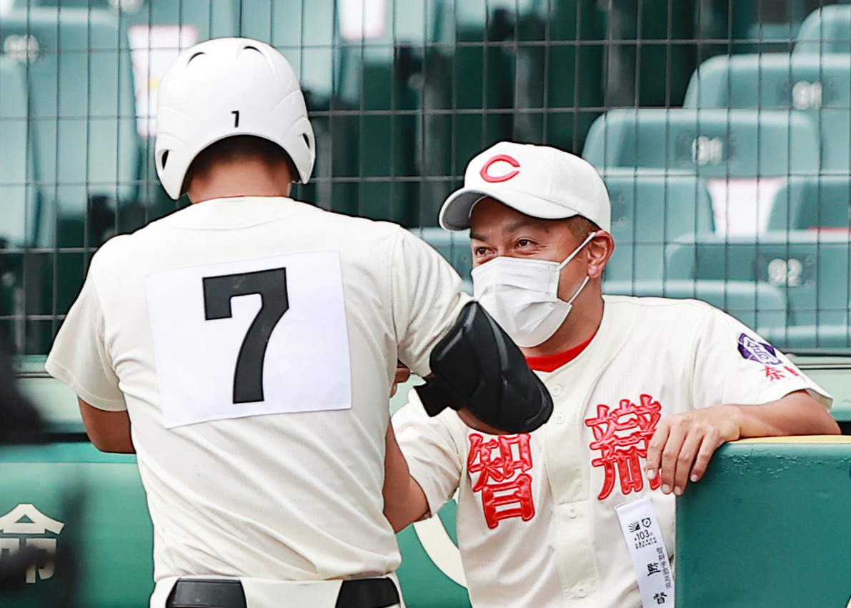 横浜戦で2点本塁打を放った前川（左7）を迎える小坂監督（21年8月21日撮影）