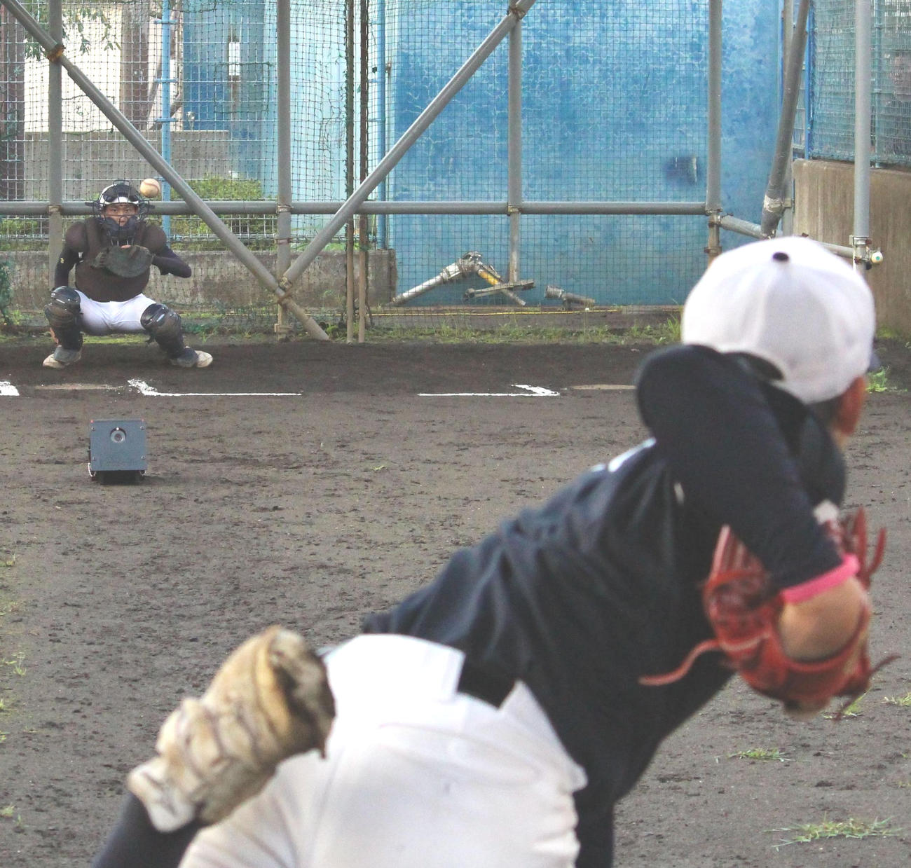 ラプソードが設置された立花学園のブルペンで投げる選手（撮影・保坂恭子）