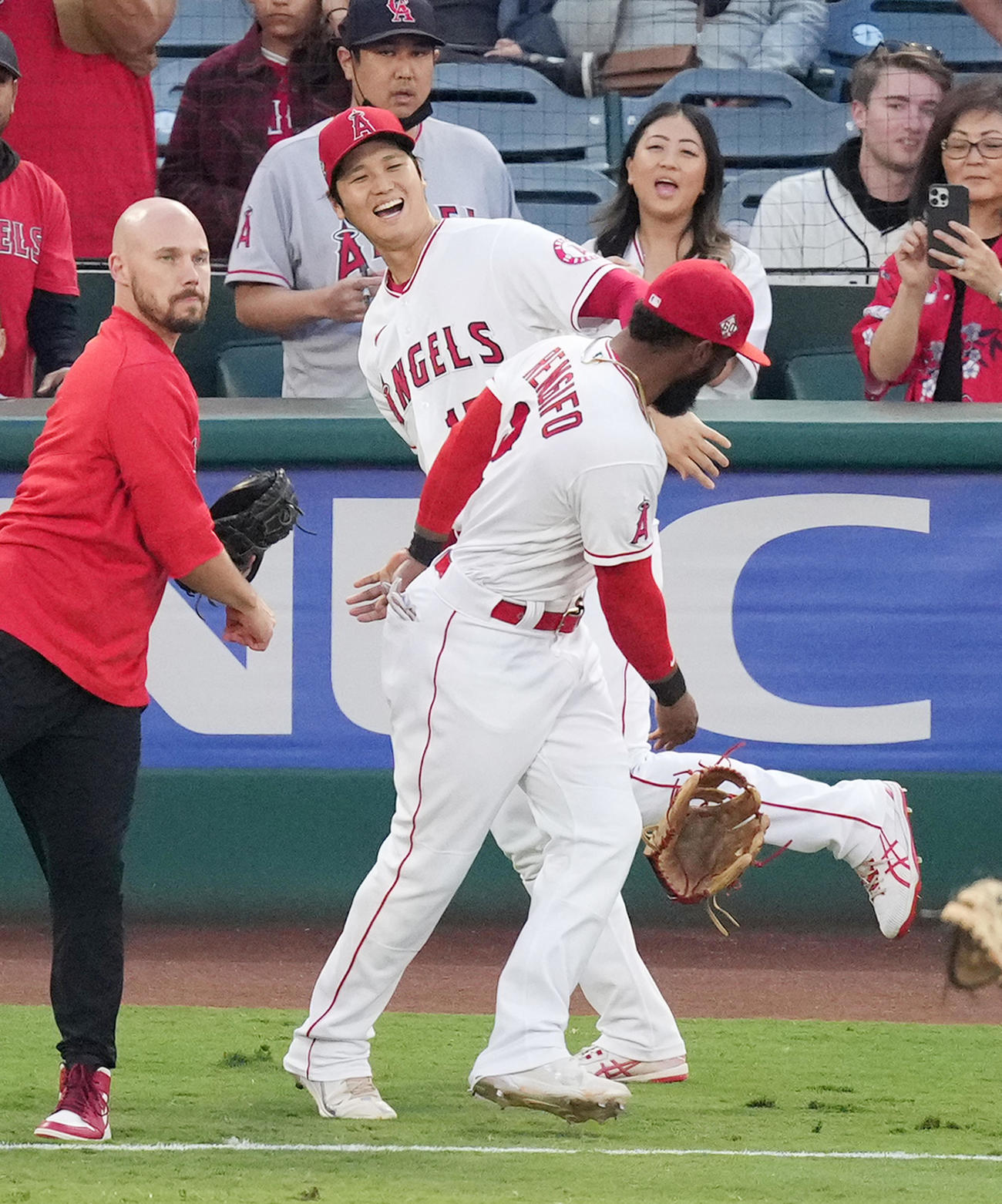 大谷の周りには笑顔が生まれる(9月24日撮影・菅敏）
