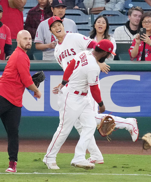 大谷の周りには笑顔が生まれる(9月24日撮影・菅敏)