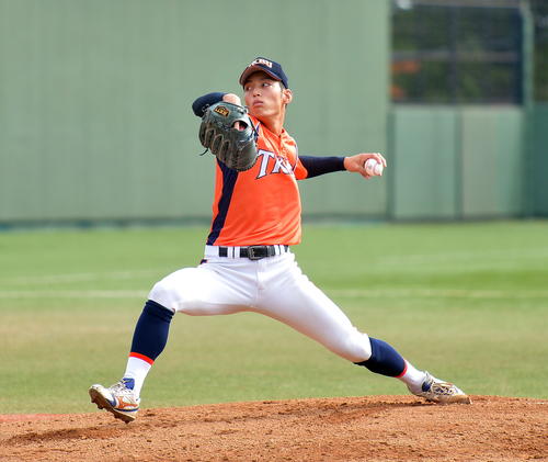 明治神宮大会東北地区代表決定戦で力投する東北公益文科大・石森(2019年10月26日撮影)