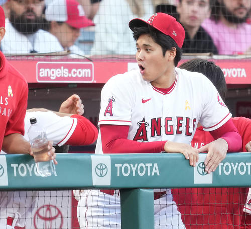 ファウルボールがベンチに飛び込み驚いた表情を見せる大谷(9月1日、撮影・菅敏）
