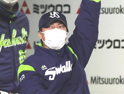 10月26日、DeNA対ヤクルト　3回表、中村悠平の左越え2点適時二塁打に手を上げて喜ぶ高津監督