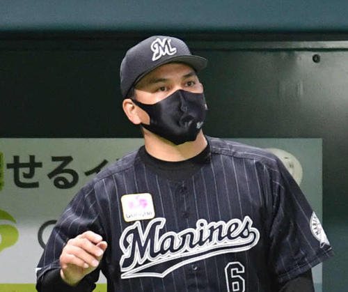 10月19日、ソフトバンク対ロッテ　　6回裏、投手の交代に向かう井口資仁監督