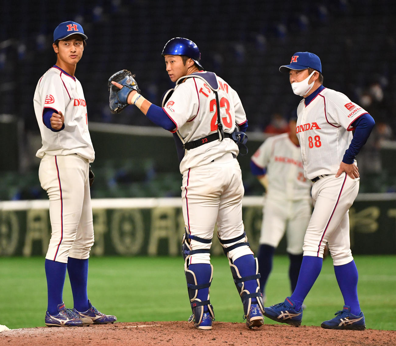 20年11月、都市対抗の準々決勝ホンダ－西部ガス戦でホンダ木村コーチ（右）は米倉（左）と辻野にアドバイスする