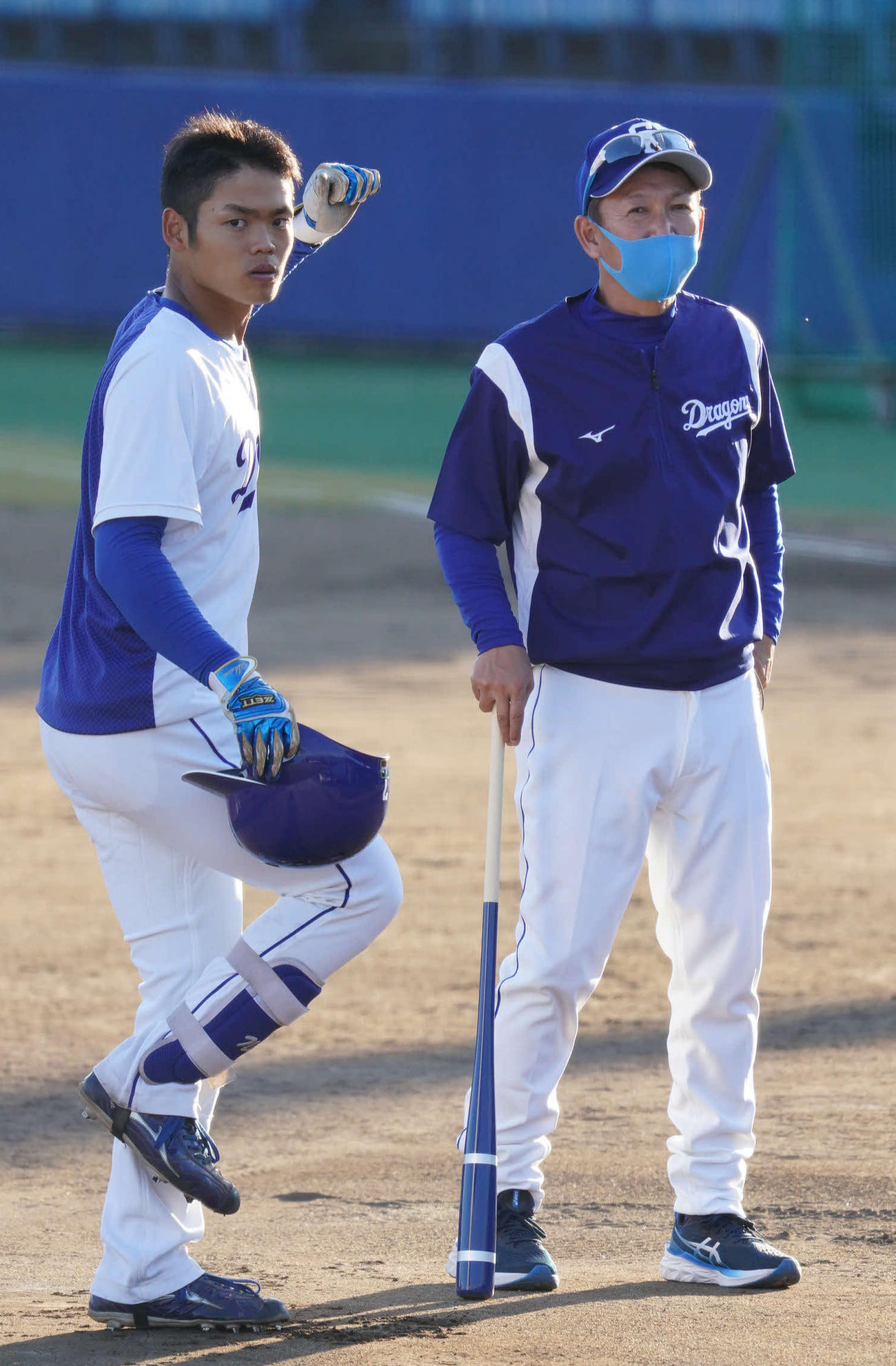 4日、秋季キャンプで立浪監督からアドバイスを受ける根尾（左）