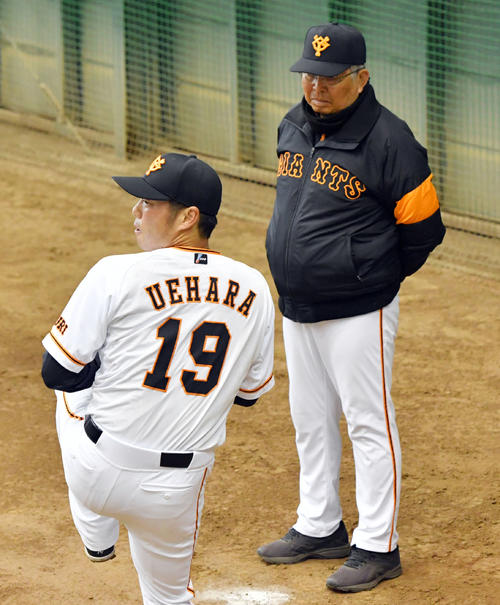 19年3月、ブルペンで力投する巨人上原（手前）に視線を送る小谷正勝巡回投手コーチ