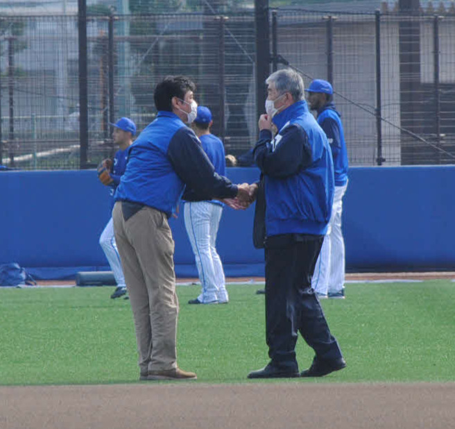 来季からDeNAのコーチングアドバイザーに就任する小谷氏（右）が練習を初視察し、三原球団代表と握手（2021年11月撮影）