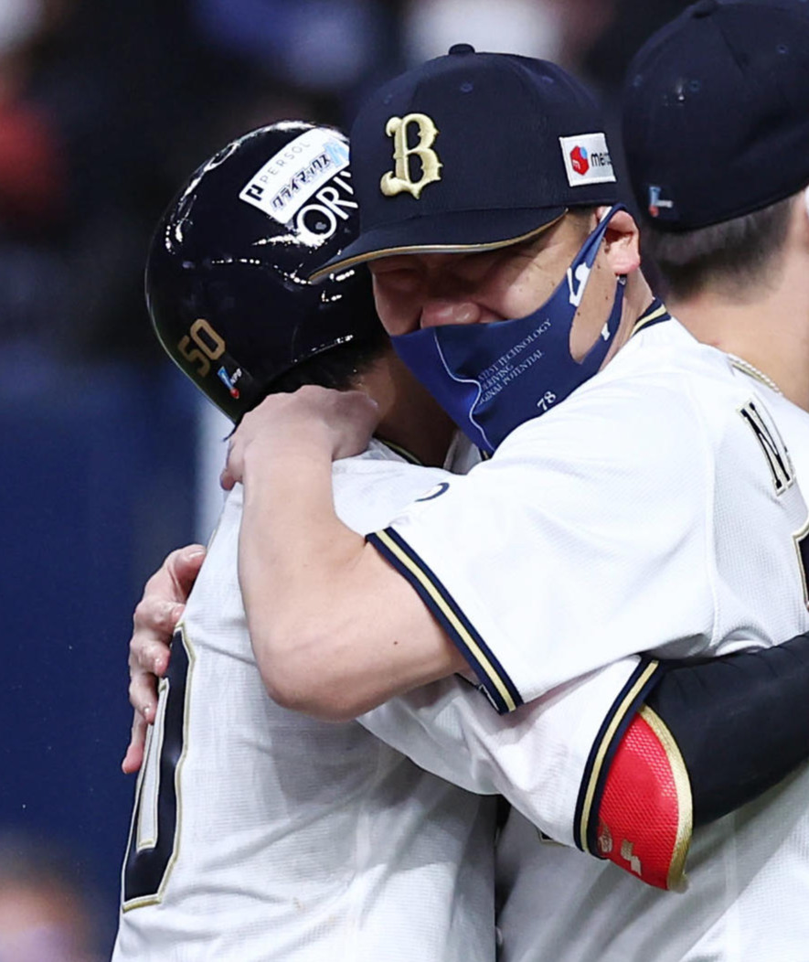 オリックス対ロッテ　9回裏オリックス無死一、二塁、サヨナラ適時打を放った小田（左）と抱き合う中嶋監督（撮影・垰建太）