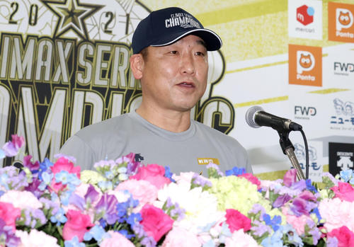 日本シリーズ進出を決め、会見で笑顔を見せるオリックス中嶋監督（撮影・上山淳一）