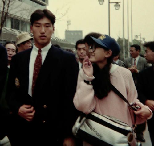 91年、神戸移転初年度の開幕前、小沢直子さん（右）は神戸市街で大好きな中島聡捕手を見つけて駆け寄った（小沢さん提供）