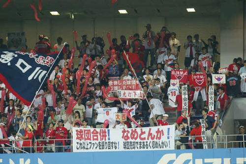 04年9月、大阪ドーム（当時）の右翼席で合併反対を訴える近鉄応援団とファン