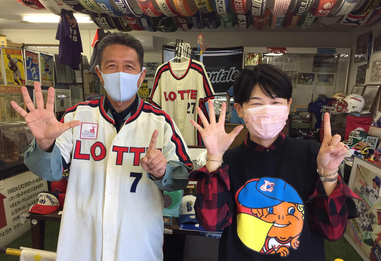 川崎球場跡地で51年ぶり優勝を願うロッテファン（撮影・金子真仁）