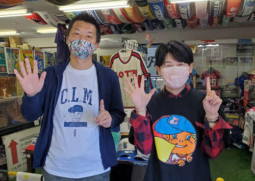 ロッテ51年ぶりの優勝を願うロッテファン（右）とロッテ担当金子（撮影・ロッテファン男性）