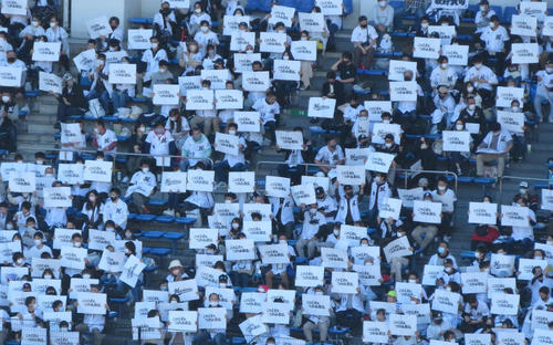 10月23日、ZOZOマリンの右翼席で勝利を願うロッテファンたち