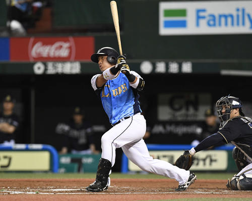 19年8月、オリックス戦でプロ初安打を記録する西武駒月