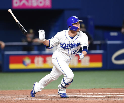 6月、打球を見つめる中日井領