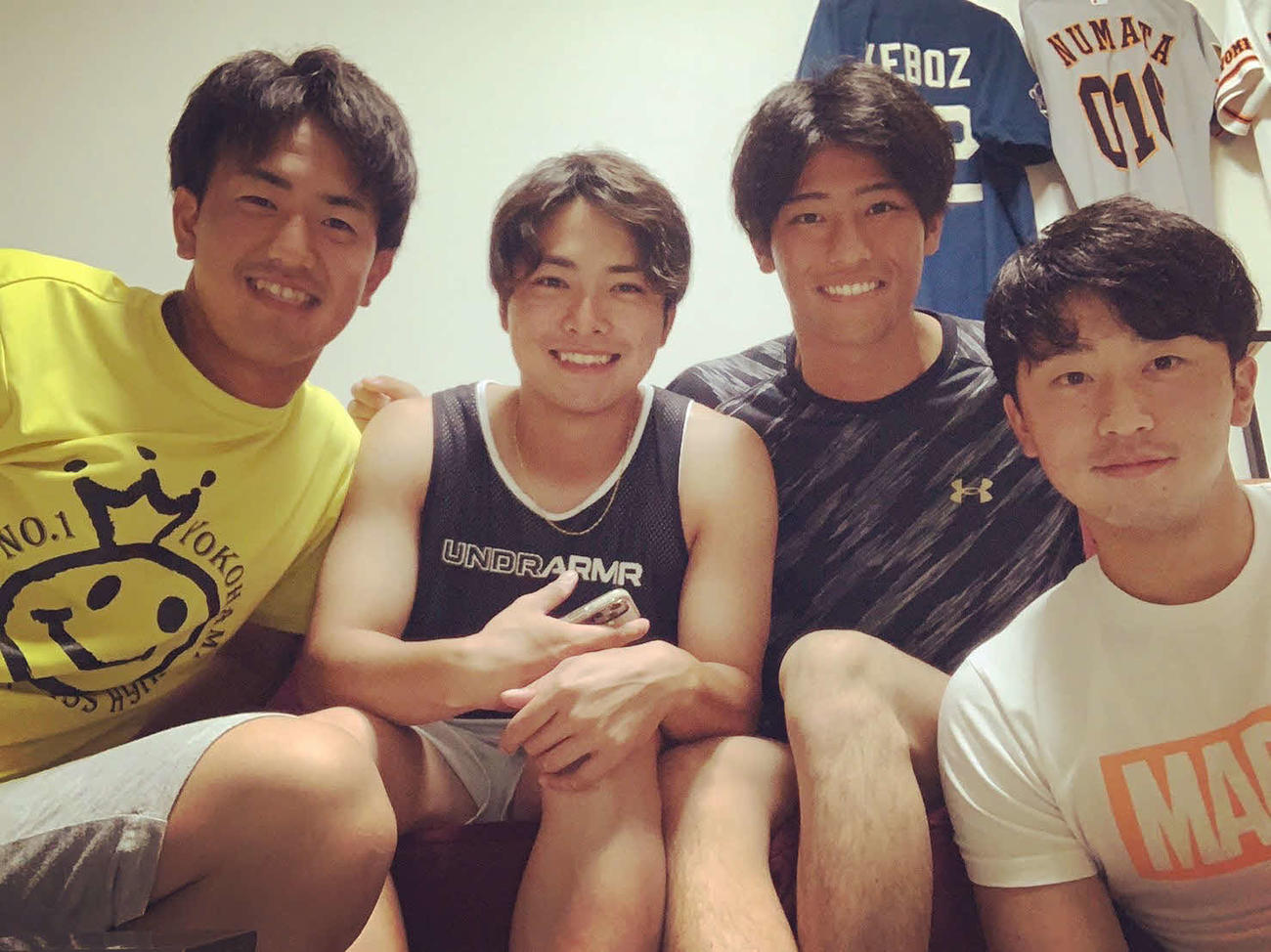 退寮前日、笑顔で記念撮影に臨む巨人田中優大（右から2人目）。右から直江、1人おいて、沼田、木下（本人提供）