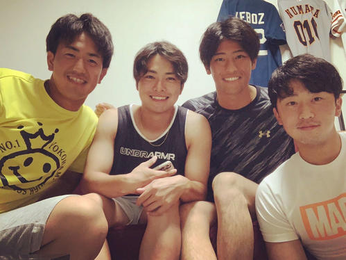 退寮前日、笑顔で記念撮影に臨む巨人田中優大（右から2人目）。右から直江、1人おいて、沼田、木下（本人提供）