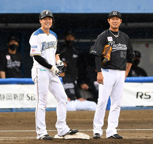 6月27日、日本ハム戦でロッテ高浜卓也(右)は出塁した弟の高浜祐仁と言葉を交わす