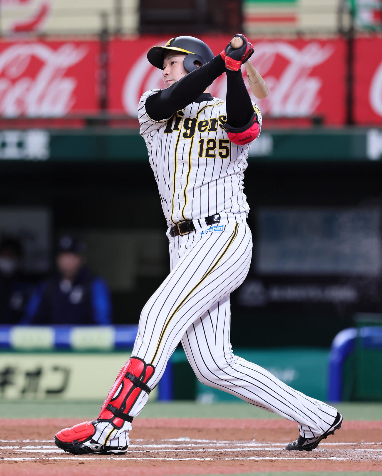 8日、12球団合同トライアウトで打席に立つ阪神藤谷