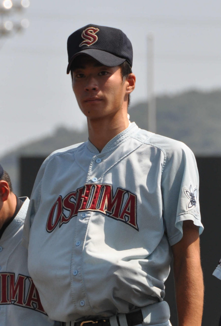 13年7月、阪神藤谷（中央）は周防大島3年夏、試合中に右肘を骨折して右腕をつった姿で敗戦を迎えた
