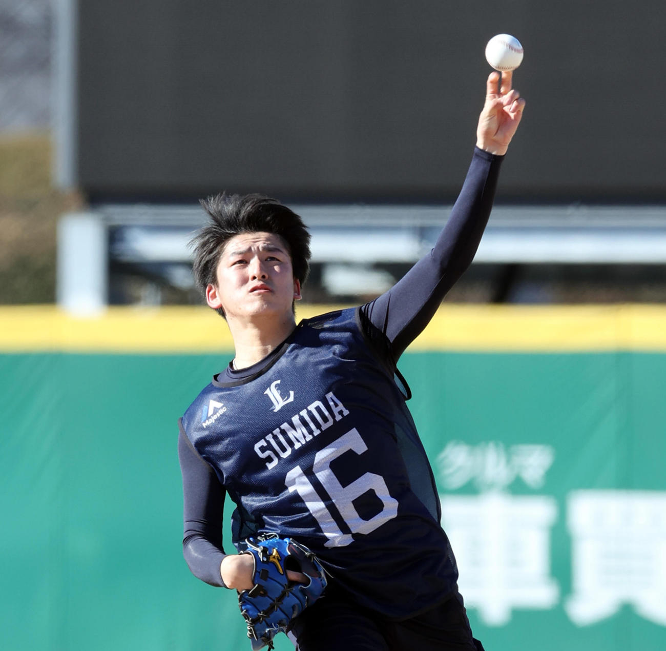 8日、新人合同自主トレでキャッチボールする西武隅田