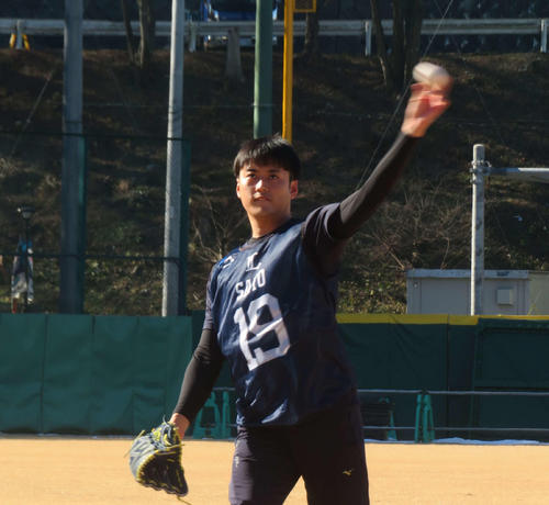 9日、新人合同自主トレでキャッチボールをする西武佐藤