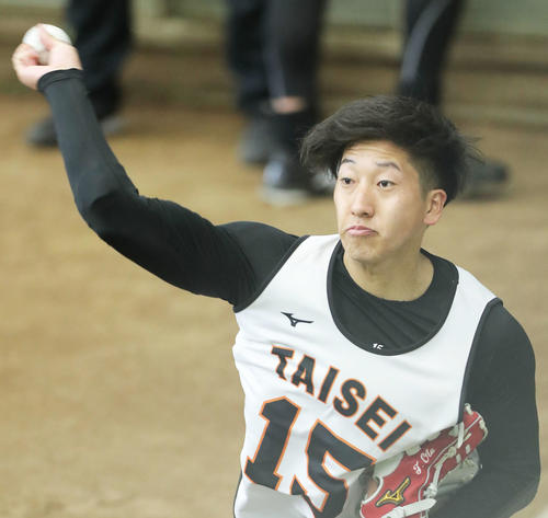 ブルペン投球する巨人大勢（撮影・河田真司）