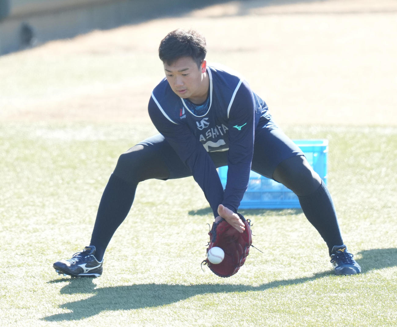 16日、ノックを受けるヤクルト山下
