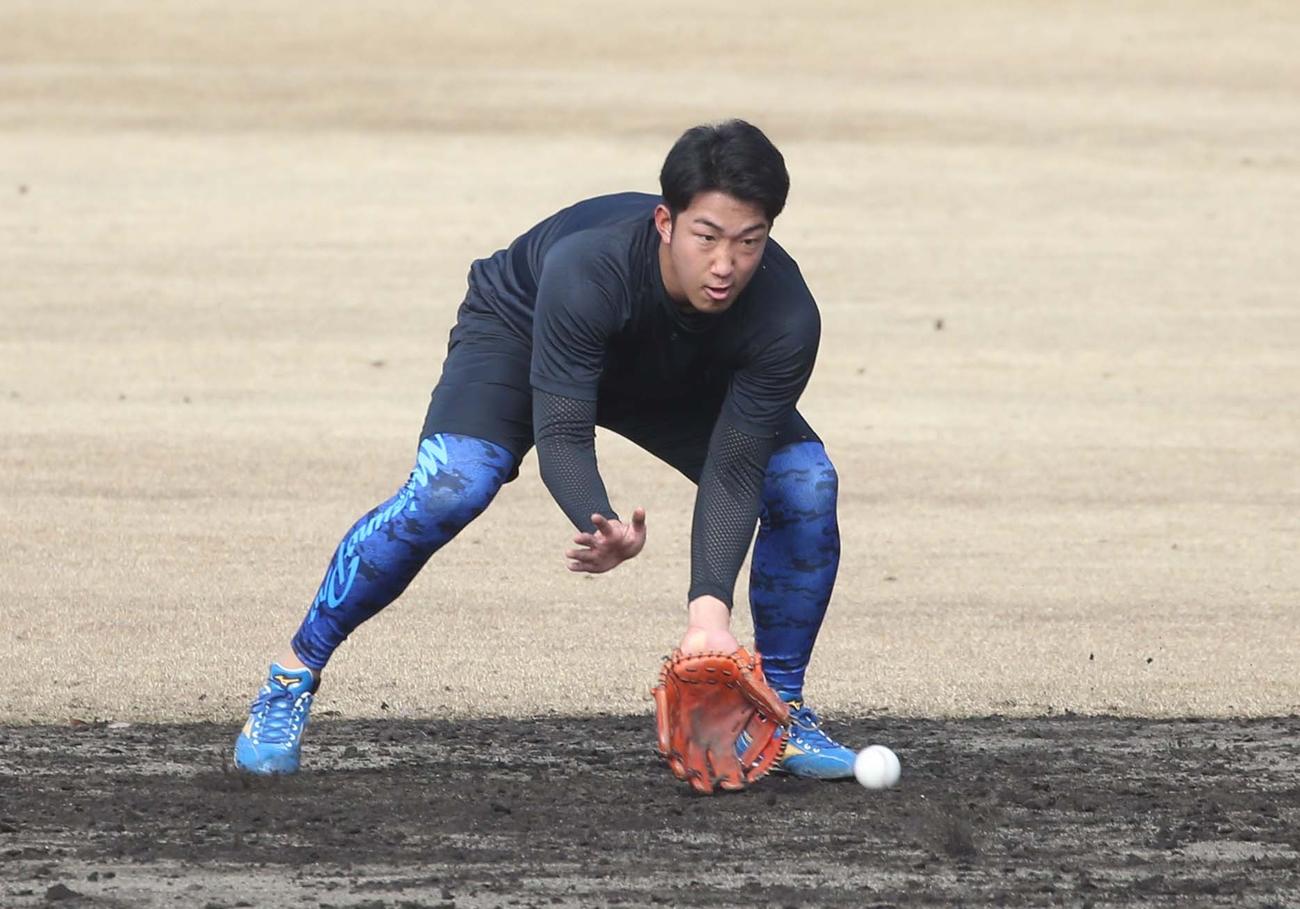17日、新人合同自主トレでノックを受ける日本ハム有薗