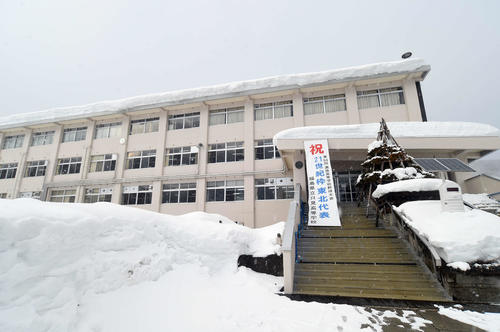 雪が積もった只見の校舎（撮影・相沢孔志）