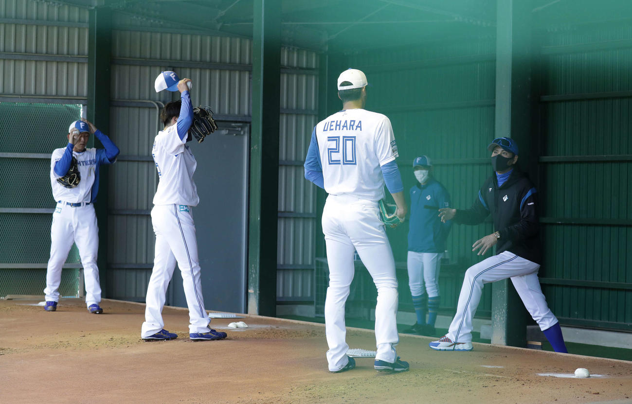 ブルペンで投手陣に声をかける新庄監督（右）（撮影・河野匠）