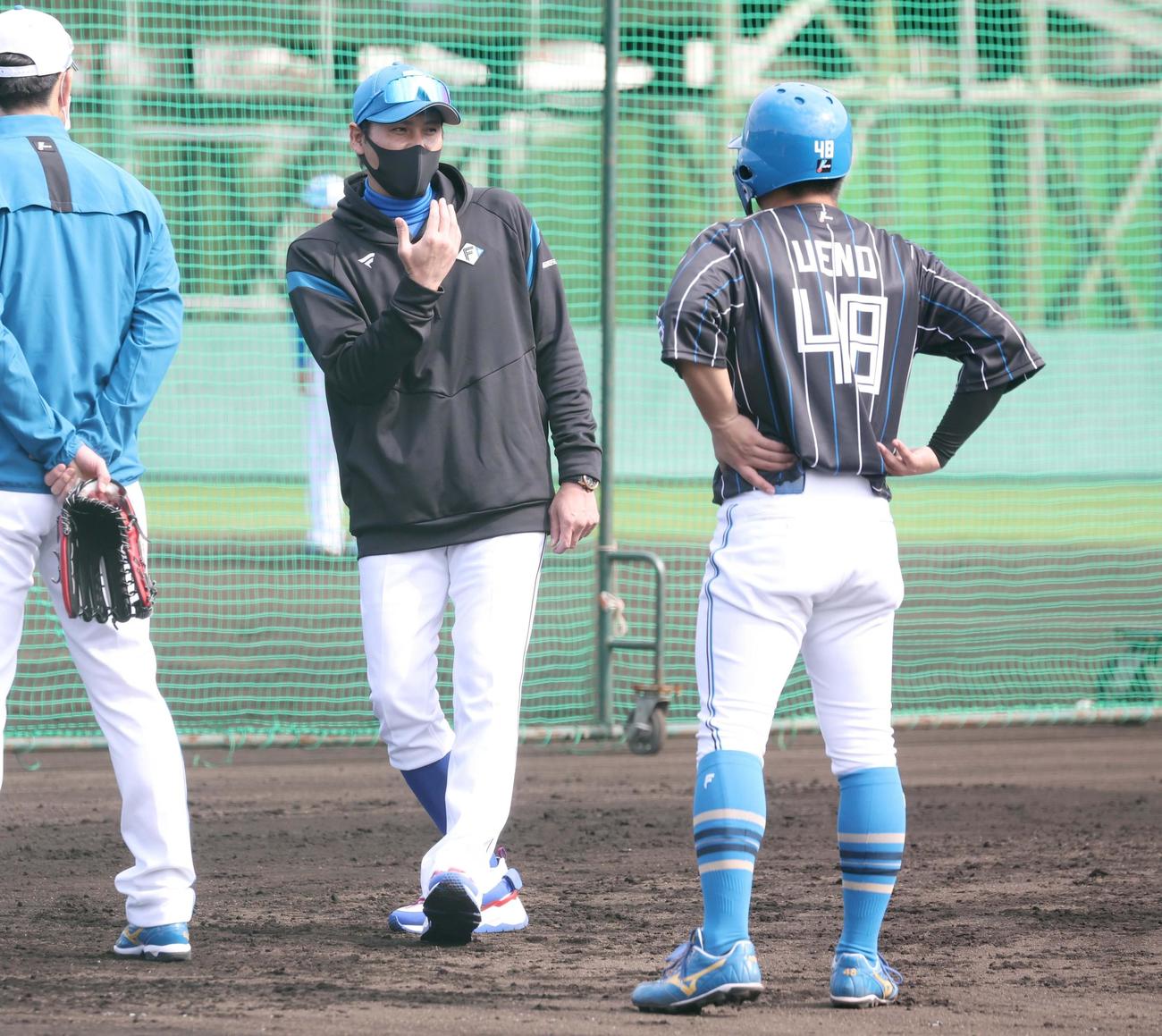 上野に指導する日本ハム新庄監督（撮影・黒川智章）